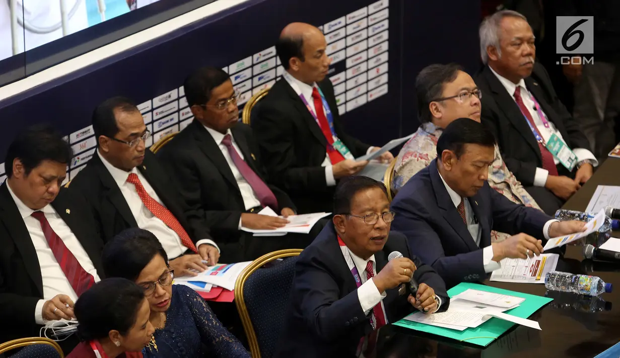 Menko Perekonomian Darmin Nasution bersama sejumlah menteri memberi keterangan pers RAPBN 2019 di Media Center Asian Games, JCC Jakarta, Kamis (16/8). Pada konpers tersebut nilai Rupiah dipatok Rp 14.400/US dalam RAPBN 2019. (Liputan6.com/Fery Pradolo)