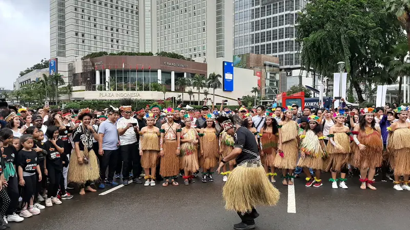 Kapolda Metro Jaya berbaur bersama warga menghadiri car free day (CFD) di Jalan Sudirman-Thamrin. (Liputan6.com/Ady Anugrahadi)