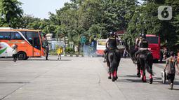 Polisi berkuda dari Unit Satwa Polri melakukan patroli di Terminal Kampung Rambutan, Jakarta, Minggu (8/5/2022). Polisi berkuda dari Unit Satwa Polri secara rutin berpatroli guna memberikan rasa aman kepada penumpang yang tiba di Terminal Kampung Rambutan. (Liputan6.com/Faizal Fanani)