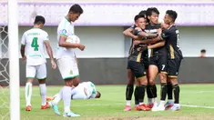 Sejumlah pemain Dewa United melakukan selebrasi setelah pemain Persikabo 1973, Syahrul Lasinari mencetak gol bunuh diri pada laga&nbsp;laga lanjutan BRI Liga 1 2023/2024 di Indomilk Arena, Tangerang, Kamis (07/03/2024). (Bola.com/M Iqbal Ichsan)