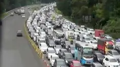 Sampai kemarin sore antrean panjang masih terlihat di pintu keluar Tol Bogor hingga klarifikasi MUI terkait jilbab halal.