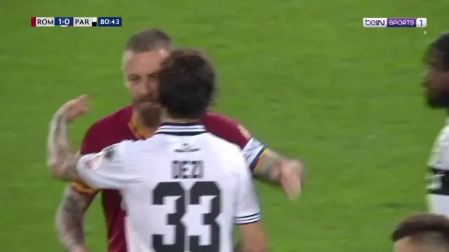 VIDEO: Kado Manis Roma untuk De Rossi