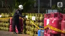 Petugas memasang garis polisi di dekat tabung LPG bersubsidi  di Jakarta, Jumat (15/7/2022). Direktorat Tindak Pidana Tertentu (Dirtipidter) Bareskrim Polri menggelar perkara kasus penyalahgunaan LPG bersubsidi dengan cara menyuntikkan gas 3 kilogram bersubsidi ke tabung gas ukuran 5,5 kilogram, 12 kilogram, dan 50 kilogram. (merdeka.com/Imam Buhori)