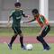 Pemain Timnas Indonesia U-22, Rachmat Irianto, menggiring bola saat latihan di Stadion Madya Senayan, Jakarta, Selasa (22/1). Latihan ini merupakan persiapan jelang Piala AFF U-22. (Bola.com/Yoppy Renato)