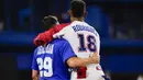 Atlet Israel Alon Leichman (kiri) dan atlet Republik Dominika Julio Rodriguez berpelukan usai pertandingan bisbol Olimpiade Tokyo 2020 di Yokohama, Jepang, 3 Agustus 2021. Republik Dominika menang 7-6. (AP Photo/Matt Slocum)