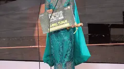 Marsha Timothy memberikan sambutan usai menyabet penghargaan sebagai Pemeran Utama Wanita Terbaik dan Terfavorit di ajang Indonesia Movie Awards 2015 di Balai Sarbini, Jakarta, Senin (18/5/2015). (Liputan6.com/Helmi Afandi)