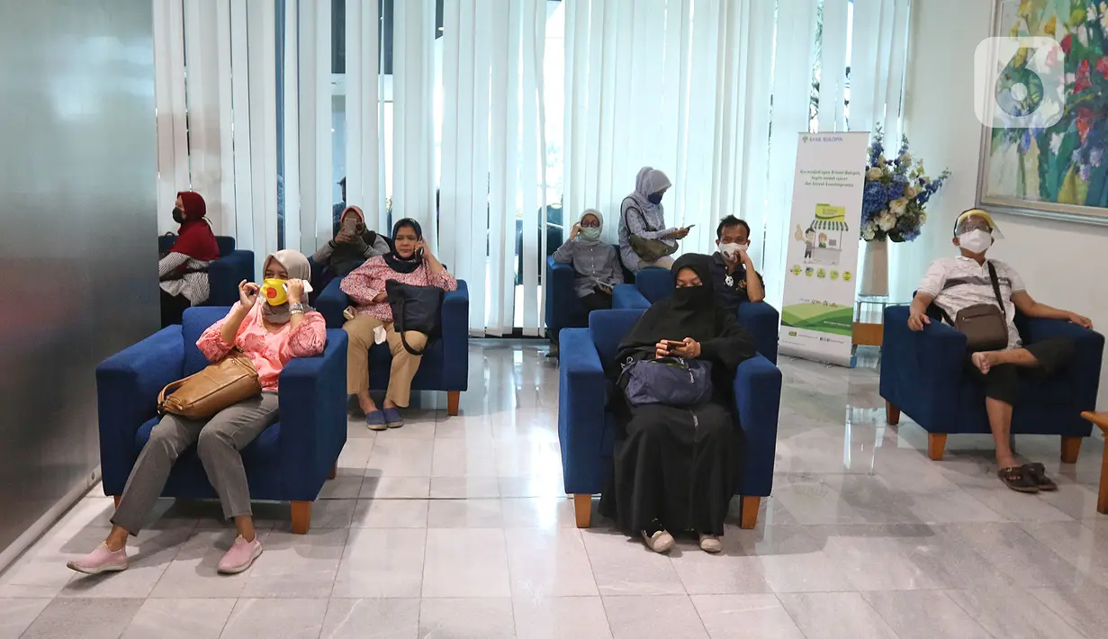 Suasana pelayanan nasabah di kantor pusat Bank Bukopin, Jakarta, Selasa (1/7/2020). Otoritas Jasa Keuangan (OJK) resmi memberikan pernyataan efektif pelaksanaan Penawaran Umum Terbatas kelima (PUT V) Bukopin, pada Selasa (30/6). (Liputan6.com/Herman Zakharia)