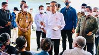 Presiden Jokowi menyerahkan sejumlah bantuan sosial bagi para penerima manfaat di Kantor Pos Jailolo Kabupaten Halmahera Barat, Provinsi Maluku Utara, Rabu (28/9/2022). (foto: Biro Pers Sekretariat Presiden)