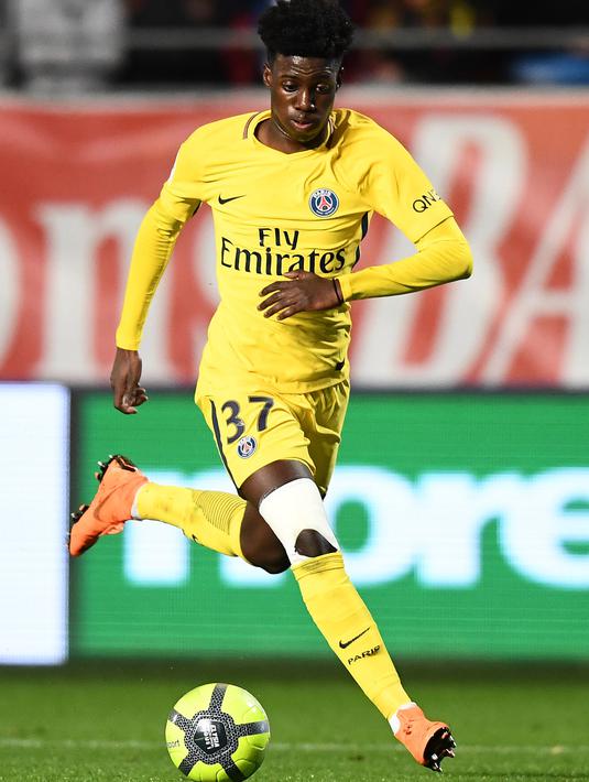 8. Timothy Weah - Memulai karir bersama PSG pada tahun 2014, dan menandatangani kontrak dengan tim utama 3 tahun berselang. Hasil kerja keras anak dari legenda PSG, George Weah berbuah manis dengan 2 gol di partai debutnya. (AFP/Franck Fife)