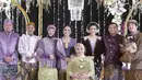 Saat hendak melakukan siraman, Aurel mengenakan kain jumputan coklat yang dilapisi roncean melati dan cape brokat warna coklat.    [Instagram/genifaruk]