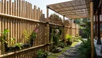 9 Inspirasi Pagar Bambu Multifungsi untuk Kebun Sekaligus Peneduh Halaman