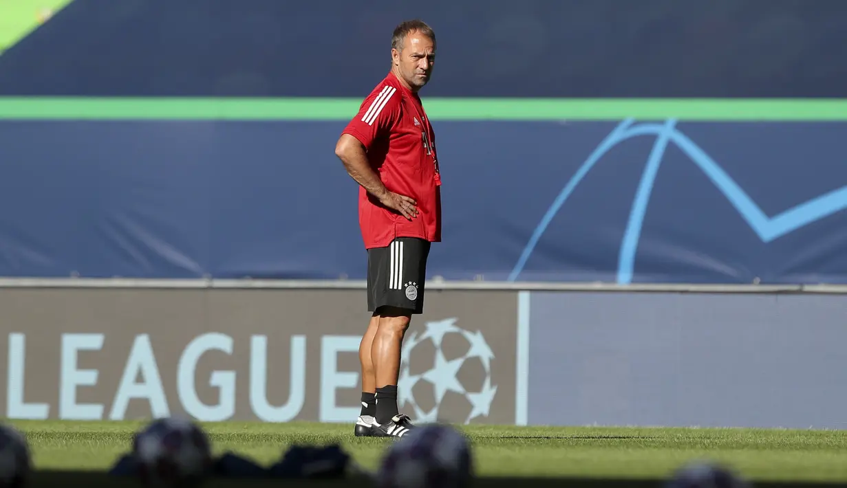 Pelatih Bayern Munchen Hans-Dieter Flick mengarahkan sesi latihan di Stadion Jose Alvalade, Lisbon, Selasa (18/8/2020). Bayern Munchen akan menghadapi Lyon pada pertandingan semifinal Liga Champions. (Miguel A. Lopes/Pool via AP)