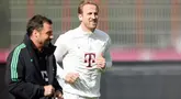 Pemain depan Bayern Munchen #09 Harry Kane (kanan) dan asisten pelatih Zsolt Loew menghadiri sesi latihan menjelang leg kedua perempat final Liga Champions 2023/2024 di Stadion Allianz Arena di Munich, Selasa (16/4/2024). (Michaela STACHE / AFP)