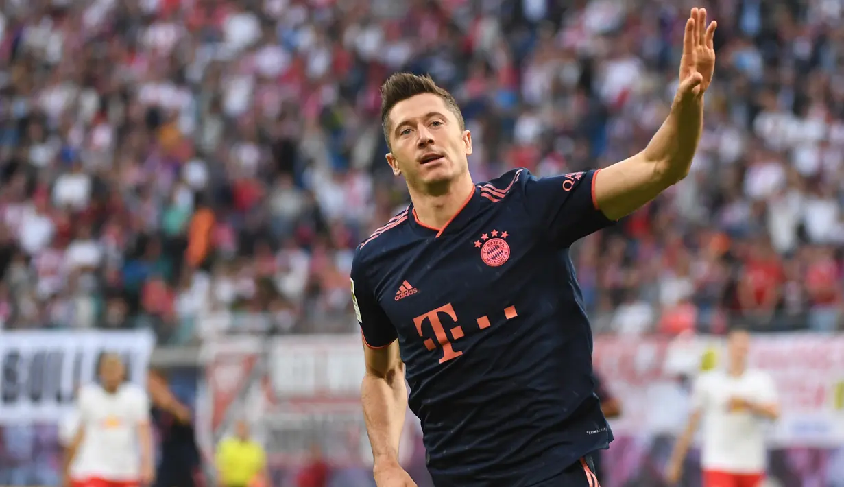 Striker Bayern Munchen, Roberto Lewandowski, merayakan gol yang dicetaknya ke gawang RB Leipzig pada laga Bundesliga 2019/20 di Leipzig, Sabtu (14/9). Kedua klub bermain imbang 1-1. (AFP/John Macdougall)