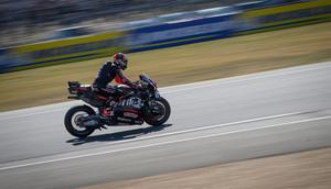 Pembalap Aprilia Racing asal Italia, Marco Bezzecchi, mengikuti sesi latihan bebas pertama menjelang Grand Prix MotoGP Prancis di Le Mans, Prancis barat laut, pada 8 Mei 2026. (Loic VENANCE/AFP)