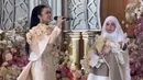 Bukan jadi tamu biasa yang hadir, Krisdayanti pun membawakan lagunya sampai membuat Lesti terharu. Tampak Lesti pun menggendong putrinya. [@krisdayantilemos]