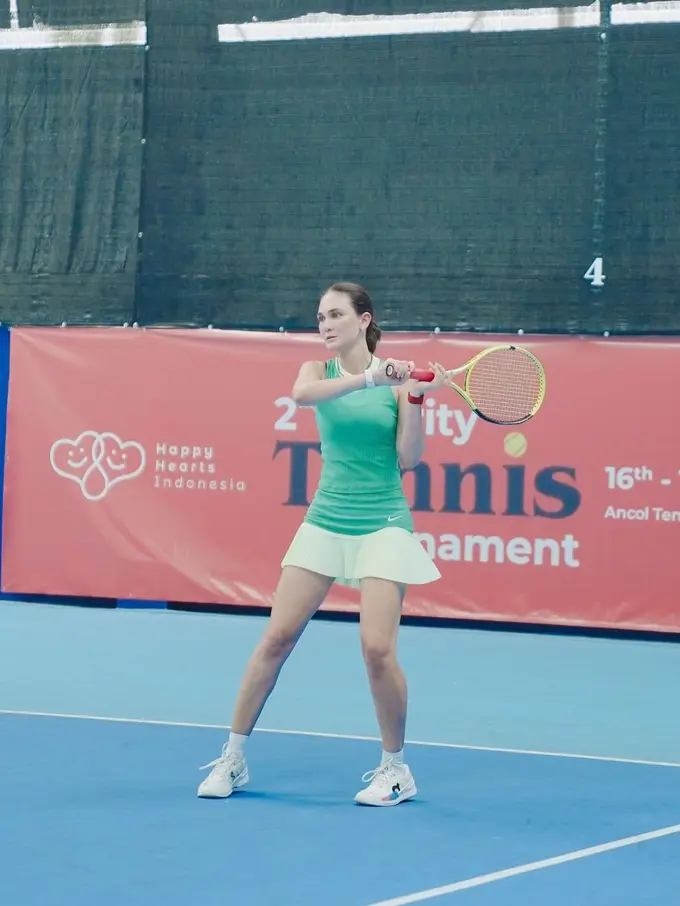 Luna Maya saat menikmati olahraga padel (Instagram/@lunamaya)