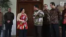 Ketua Umum PDIP, Megawati Soekarnoputri (kedua kiri) bersama Ketua Umum Partai Gerindra, Prabowo Subianto jelang memberikan keterangan usai pertemuan dan makan siang bersama di kediaman Megawati di Jalan Teuku Umar, Jakarta, Rabu (24/7/2019). (Liputan6.com/Helmi Fithriansyah)