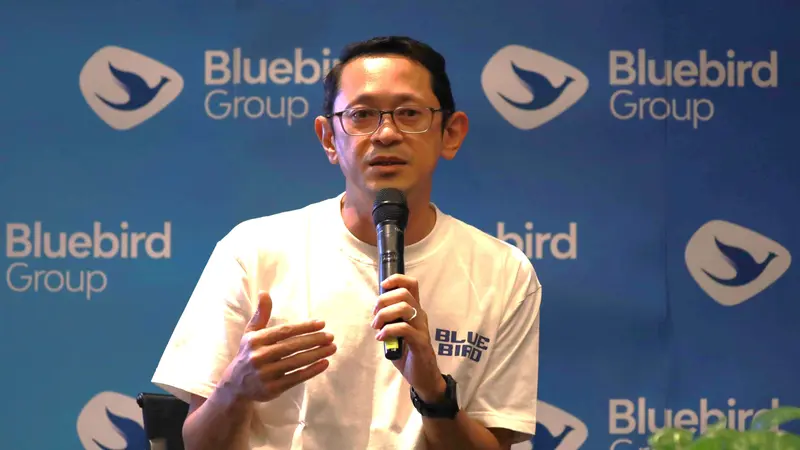 Direktur Utama PT Blue Bird Tbk Adrianto Djokosoetono  menunjukkan target Visi Keberlanjutan yang akan dijalankan oleh PT Blue Bird Tbk dalam acara Media Gathering pada Kamis, 25 Januari 2024. (Dok Blue Bird)