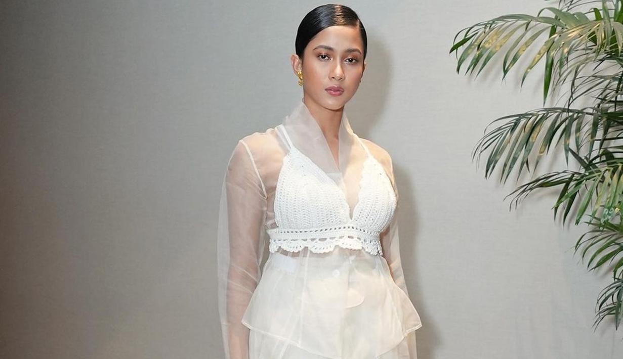 Berbeda dari Aulia Sarah yang tampil bak karakternya dalam film, Aghniny Haque tampil serba putih di acara gala premiere. Meski bergaun putih, penampilan aktris 25 tahun itu tetap stunning. Ditambah gaya rambutnya yang disanggul kecil ke belakang, membuat gaya pemeran Ayu itu makin mencuri perhatian. (Liputan6.com/IG/@aghninyhaque)