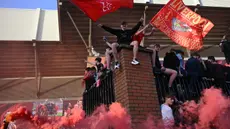 Para penggemar Liverpool merayakan gelar juara Liga Inggris di luar stadion Anfield pada 27 April 2025. (Paul ELLIS/AFP)