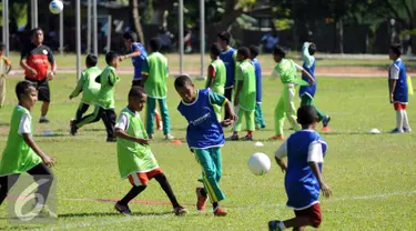 Sejumlah anak bermain bola saat pelatihan singkat di Korem Manokwari, Papua Barat, Selasa (16/8). Jelang perayaan HUT RI ke-71, PT Pertamina mengadakan pelatihan singkat dan laga trofeo di Manokwari. (Liputan6.com/Helmi Fithriansyah)