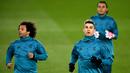 Pemain Real Madrid, Marcelo (kiri) dan Cristiano Ronaldo (kanan) saat sesi latihan di Stadion Parc des Princes di Paris, Prancis, Senin (5/3). (FRANCK FIFE/AFP)