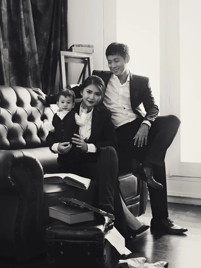 [Bintang] Unik, Ini 8 Foto Keseruan Keluarga Putri Titian dan Junior Liem