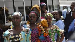 Gadis-gadis sekolah yang telah dibebaskan dari Boko Haram saat tiba di tempat rehabilitasi khusus di Abuja, Nigeria, Selasa (30/5). Gadis-gadis sempat diculik oleh Boko Haram selama 3 tahun. (AP Photo / Olamikan Gbemiga)