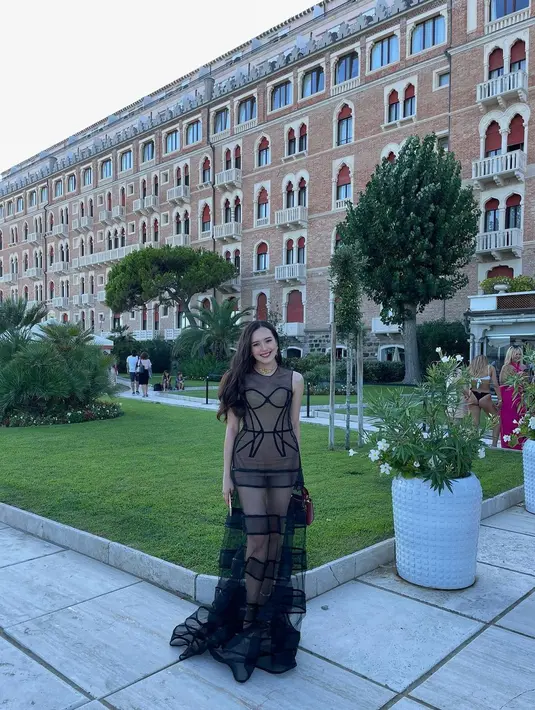 Beby Tsabina menorehkan prestasi dengan kehadirannya di Venice Film Festival. Tampil anggun dan cantik, Beby mengenakan dress hitam semi transparan tanpa lengan yang memiliki detail rok bertingkat. [Foto: Instagram/bebytsabina]