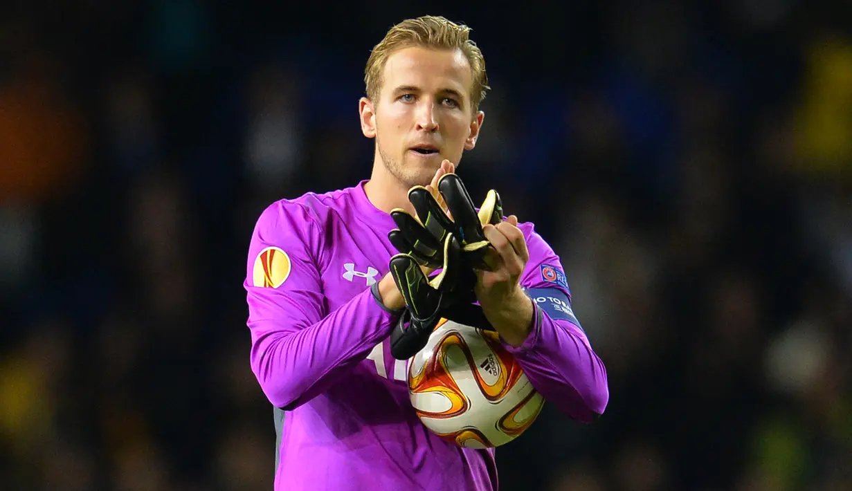 5. Harry Kane (Tottenham Vs Asteras Tripolis, 2014) - Hebat sebagai striker tapi kurang piawai untuk menjadi penjaga gawang. Menjadi kiper dadakan, bomber haus gol ini kebobolan tapi untungnya tetap menang dengan skor 5-1. (AFP/Glyn Kirk)
