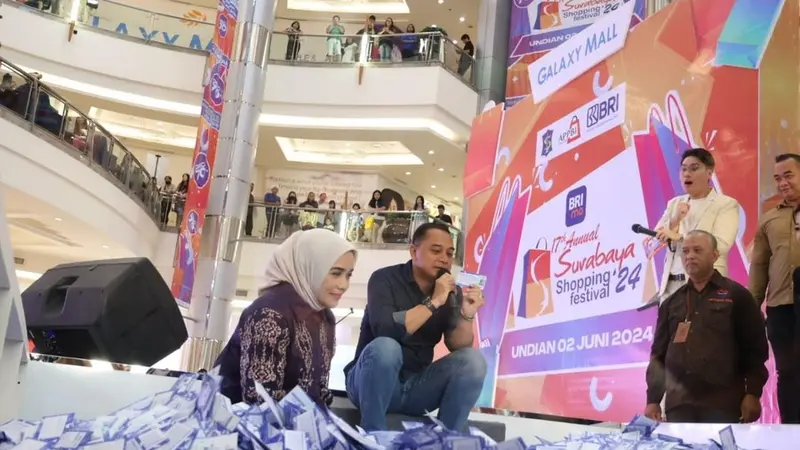 Eri Cahyadi bersama Rini Indriyani menghadiri penutupan Surabaya Shopping Festival (SSF) 2024, di Atrium Galaxy Mal Surabaya. (Istimewa)