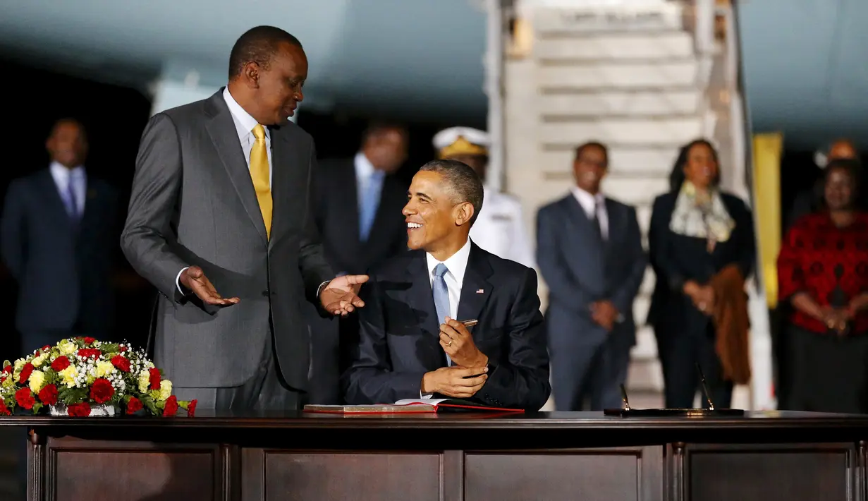 Presiden AS, Barack Obama (kanan) berbincang dengan Presiden Kenya Uhuru Kenyatta sebelum mengisi buku tamu saat tiba Bandara Internasional Jomo Kenyatta, Nairobi, Kenya, (24/7/2015). (REUTERS/Jonathan Ernst)