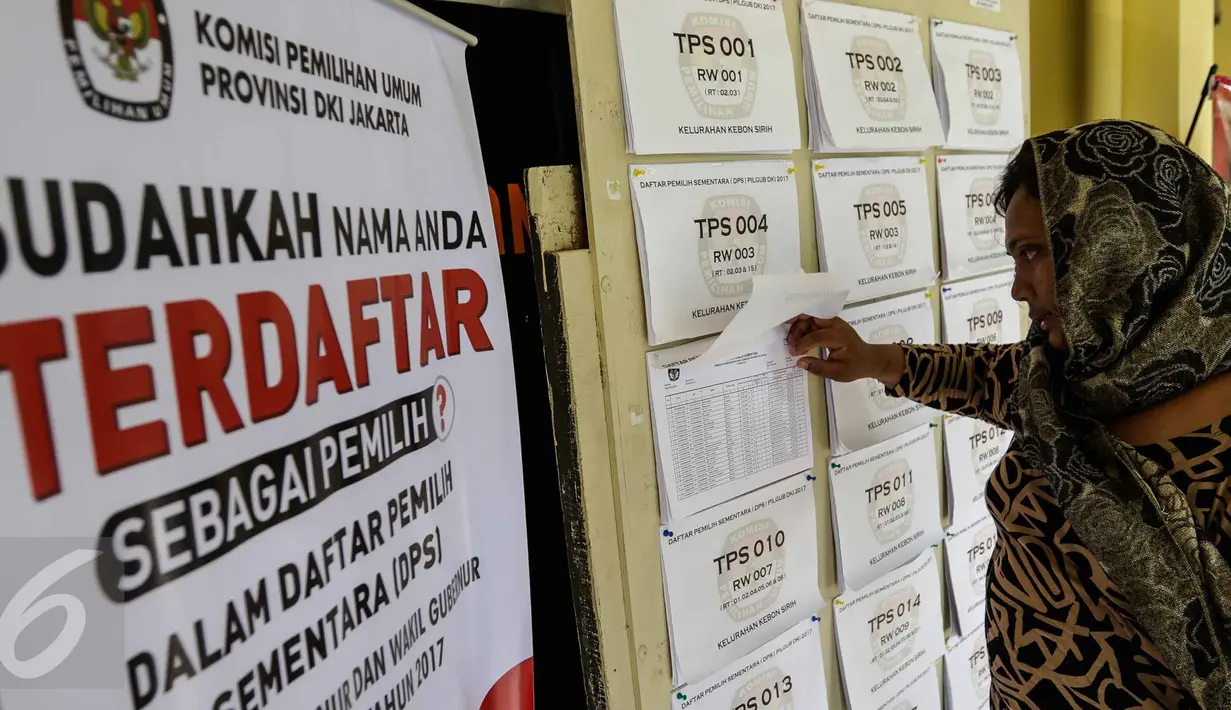 Seorang warga melihat Daftar Pemilih Sementara (DPS) Pemilihan Gubernur dan Wakil Gubernur DKI Jakarta Tahun 2017 di Kantor Kelurahan Kebon Sirih, Jakarta Pusat, Rabu (16/11). (Liputan6.com/Faizal Fanani)