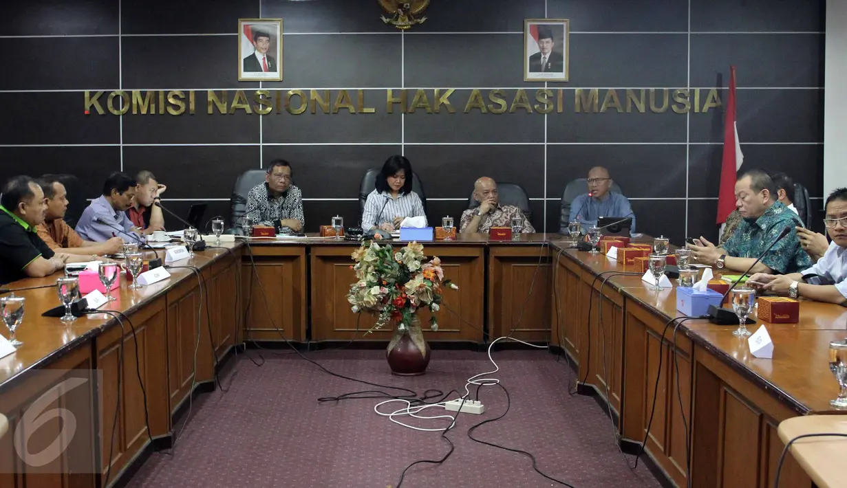 Suasana pertemuan sejumlah perwakilan pelatih, wasit, supporter sepokbola dengan Komisoner Komnas HAM Siane Indriani di kantor Komnas HAM, Jakarta, Kamis (13/8/2015). Pertemuan tersebut terkait pembekuan PSSI oleh Kemenpora. (Liputan6.com/Helmi Afandi)