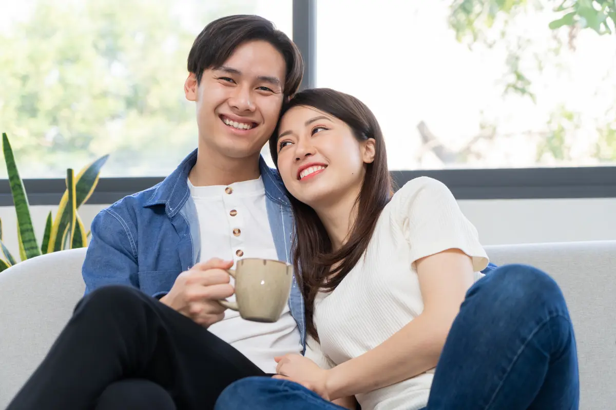 couple romantis bahagia