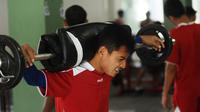 Samsul Arif terlihat serius menjalani sesi latihan di fitnes jelang partai kedua perempat final Piala Presiden. (Bola.com/Kevin Setiawan)