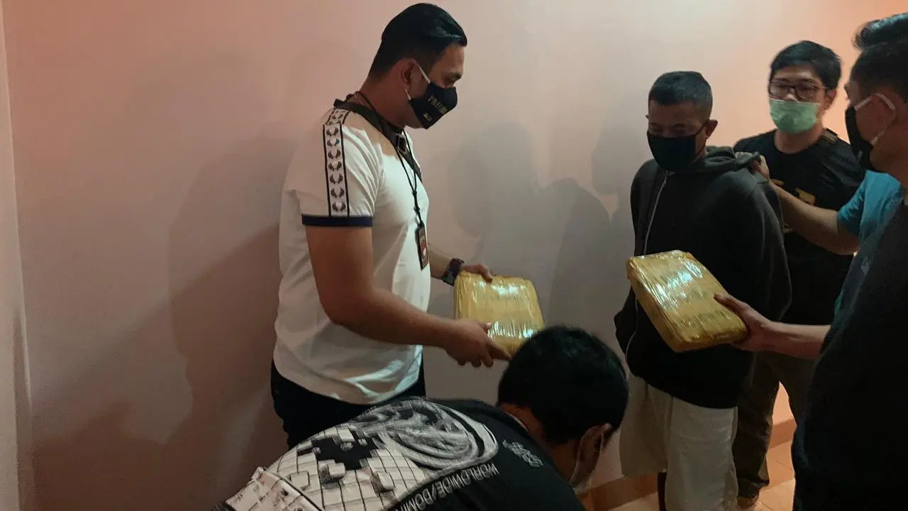 Polres Metro Jakarta Barat mengagalkan upaya penyeludupan ganja yang dilakukan tujuh orang sindikat narkoba dengan modus pengiriman dodol.