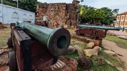 Sejumlah turis berpose untuk difoto di Porta De Santiago di Melaka, Malaysia, 18 September 2020. Industri pariwista Melaka sempat terdampak parah oleh pandemi COVID-19, namun karena kini warga Malaysia dapat bepergian di dalam negeri, Melaka perlahan kembali bangkit. (Xinhua/Zhu Wei)