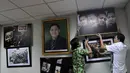 Seorang staf tampak membantu Ahmad Yani mencopot sebuah bingkai foto di ruang kerjanya di gedung Parlemen, Jakarta, (11/9/14). (Liputan6.com/Miftahul Hayat)