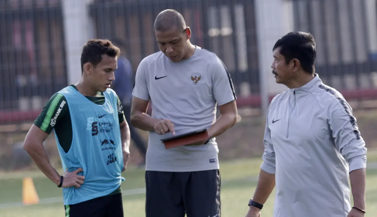 Pemain Timnas Indonesia U-23, Egy Maulana, mendapat arahan dari asisten pelatih, Nova Arianto, saat latihan jelang SEA Games 2019 di Lapangan ABC, Kamis (3/10). Latihan ini Timnas fokus dalam memperbaiki taktik dalam bertahan. (Bola.com/M Iqbal Ichsan)