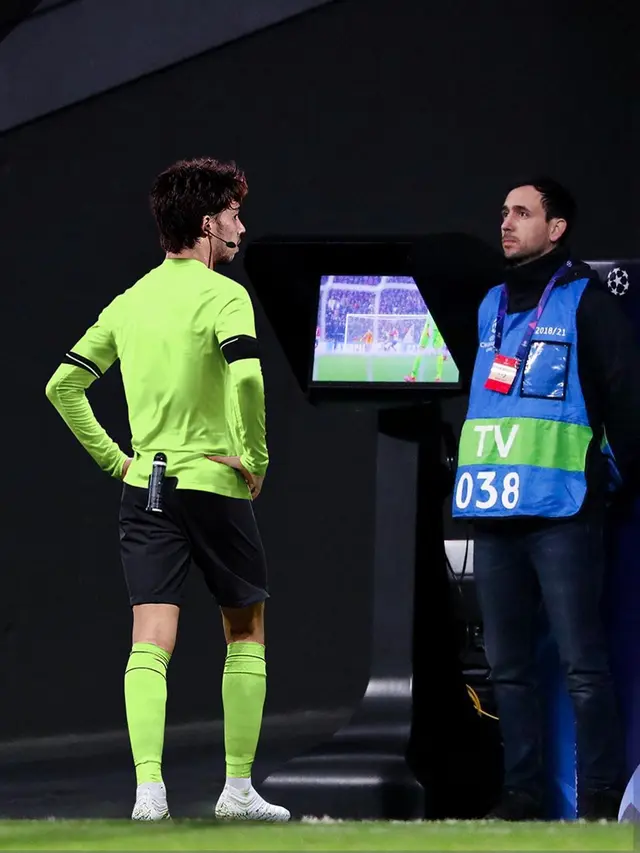 Editan Foto Bintang Sepak Bola Jadi Wasit Ini Bikin Senyum
