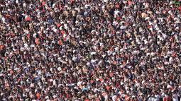 Suporter River Plate memberikan dukungan kepada timnya saat melawan Boca Juniors di Stadion Monumental, Buenos Aires, Argentina, Minggu (6/3/2016). (AFP/Juan Mabromata)
