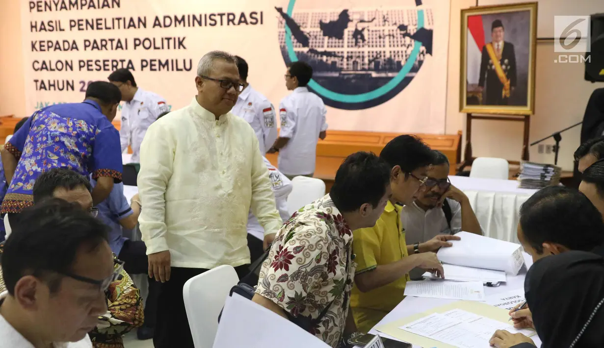 Ketua KPU Pusat Arief Budiman meninjau hasil penelitian administrasi Pemilu 2019 di KPU Pusat, Jakarta, Jumat (17/11). KPU mengumumkan hasil penelitian administrasi Pemilu 2019. (Liputan6.com/Angga Yuniar)