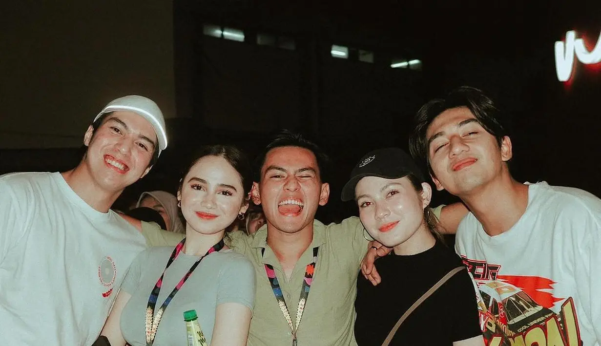 Couple baru yang tengah menarik perhatian, El Rumi dan Syifa Hadju yang hadir bergaya kasual kenakan celana warna khaki senada. [@elsyifa.fanspage_/@harrisvriza].