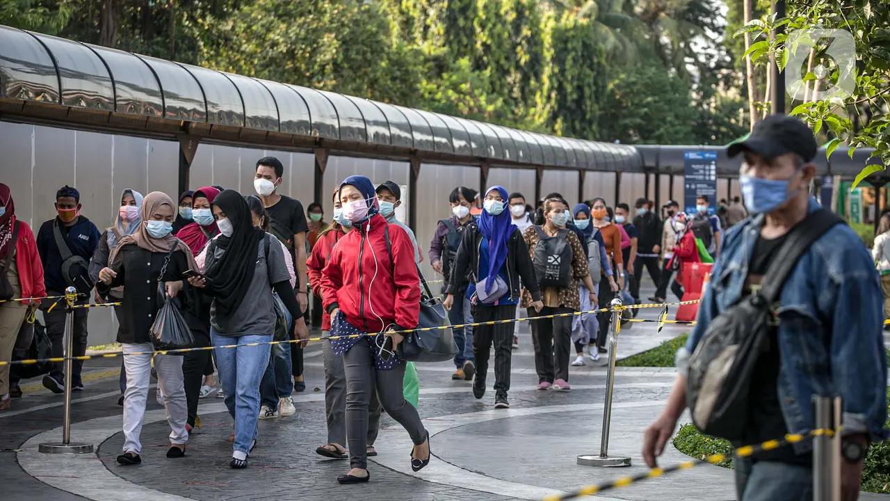 Suasana Stasiun Tanah Abang Saat Sore Hari