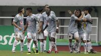 Pemain Kaya FC-Iloilo merayakan gol yang dicetak oleh Marwin Angeles ke gawang PSM Makasar pada laga AFC Cup 2019 di Stadion Pakansari, Bogor, Selasa (2/4). Kedua tim bermain imbang 1-1. (Bola.com/Yoppy Renato)