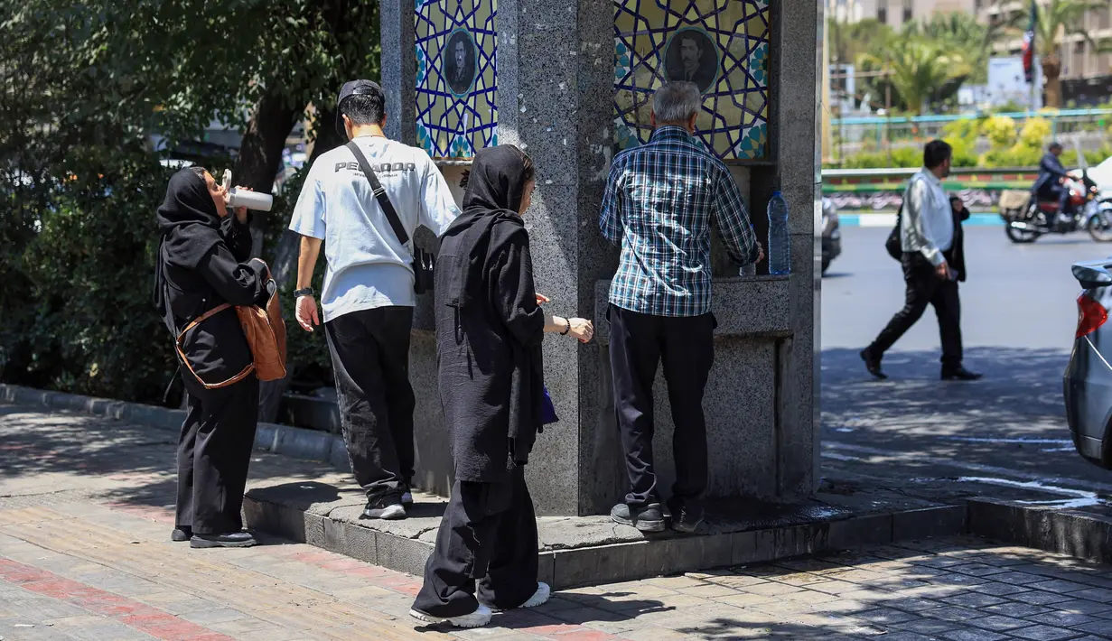 Media Iran melaporkan pada Senin (21/7/2025), sejumlah kota mengeluarkan peringatan cuaca level kuning. (Foto oleh AFP)