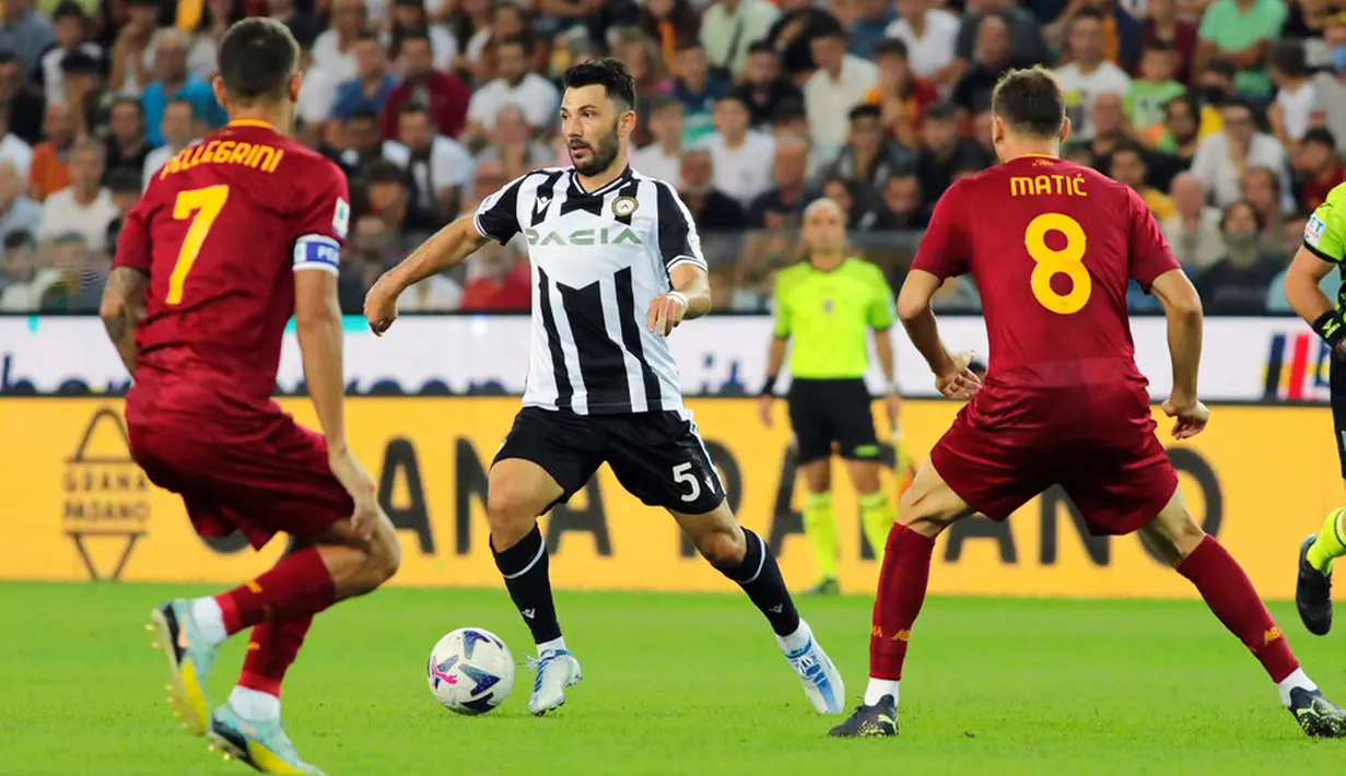 Pemain Udinese Tolgay Arslan (tengah) menggiring bola saat melawa AS Roma pada pertandingan sepak bola Serie A Italia di Stadion Friuli, Udine, Italia, 4 September 2022. Udinese menang 4-0. (Andrea Bressanutti/LaPresse via AP)