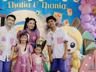 Melalui akun Instagram, Ruben Onsu membagikan momen ulang tahun Thalia dan Thania. Ia dan keluarga kecilnya juga tampil begitu kompak dengan busana senada. (Liputan6.com/IG/@ruben_onsu)